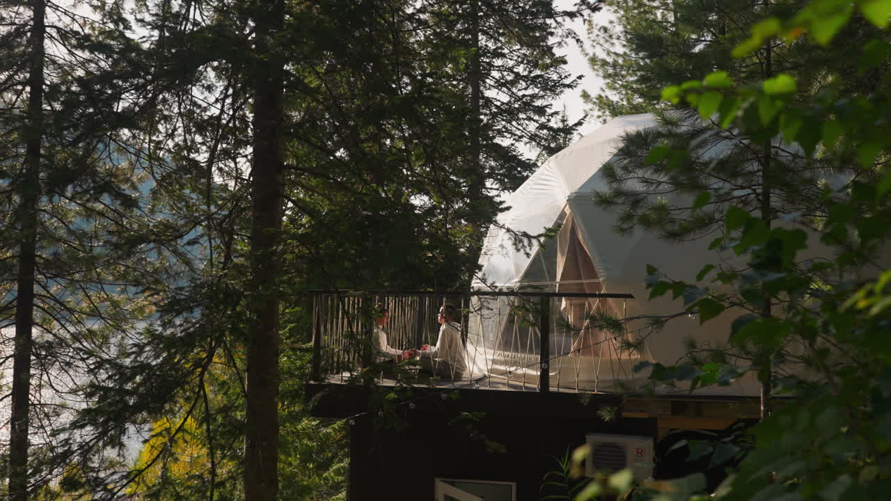 야생의 깊은 곳에서 명상과 함께 평화로운 탈출. 풍부한 편안함과 자연의 화려함의 융합은 관광객들이 억제되지 않은 풍경의 아름다움을 높이 평가하는 방법을 변화시니다.