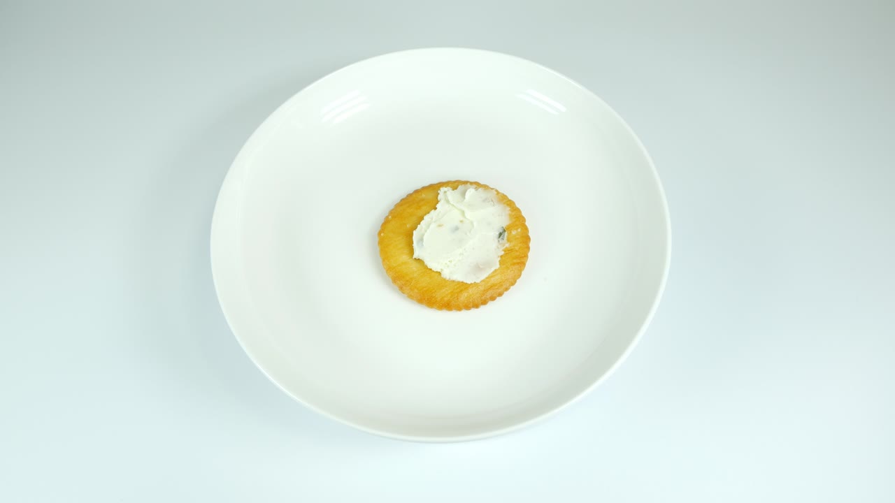 잔디 치즈와 함께 둥근 크래커