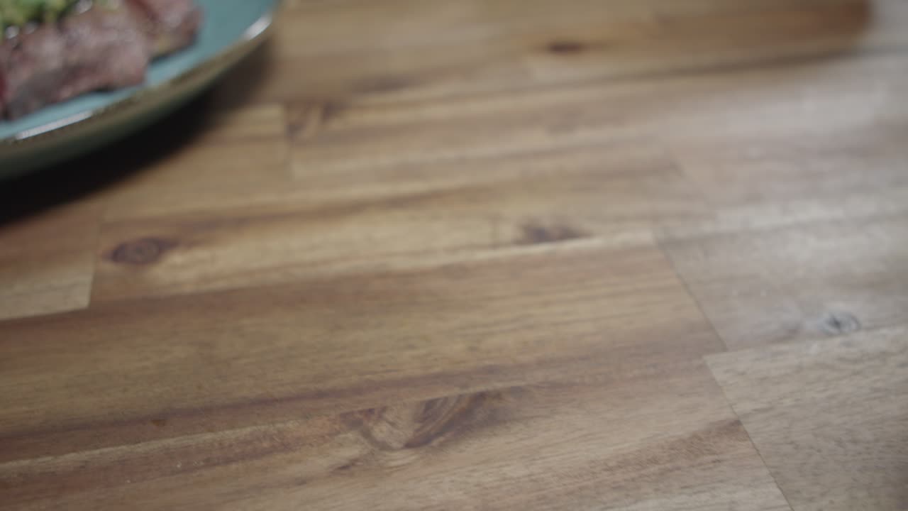 카페 드 파리 버터와 김과 함께 고기 조각으로 된 접시