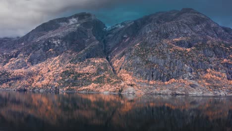 Atemberaubender-Blick-Auf-Die-Bergkette,-Die-Sich-über-Den-Eidfjord-Erhebt