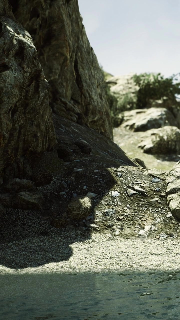 La luce del sole danza sulle rocce frastagliate vicino a una sponda tranquilla del fiume nella natura