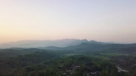 Sobrevuelo-Aéreo-Idílico-Paisaje-De-Montaña-Durante-La-Mística-Mañana-Nublada