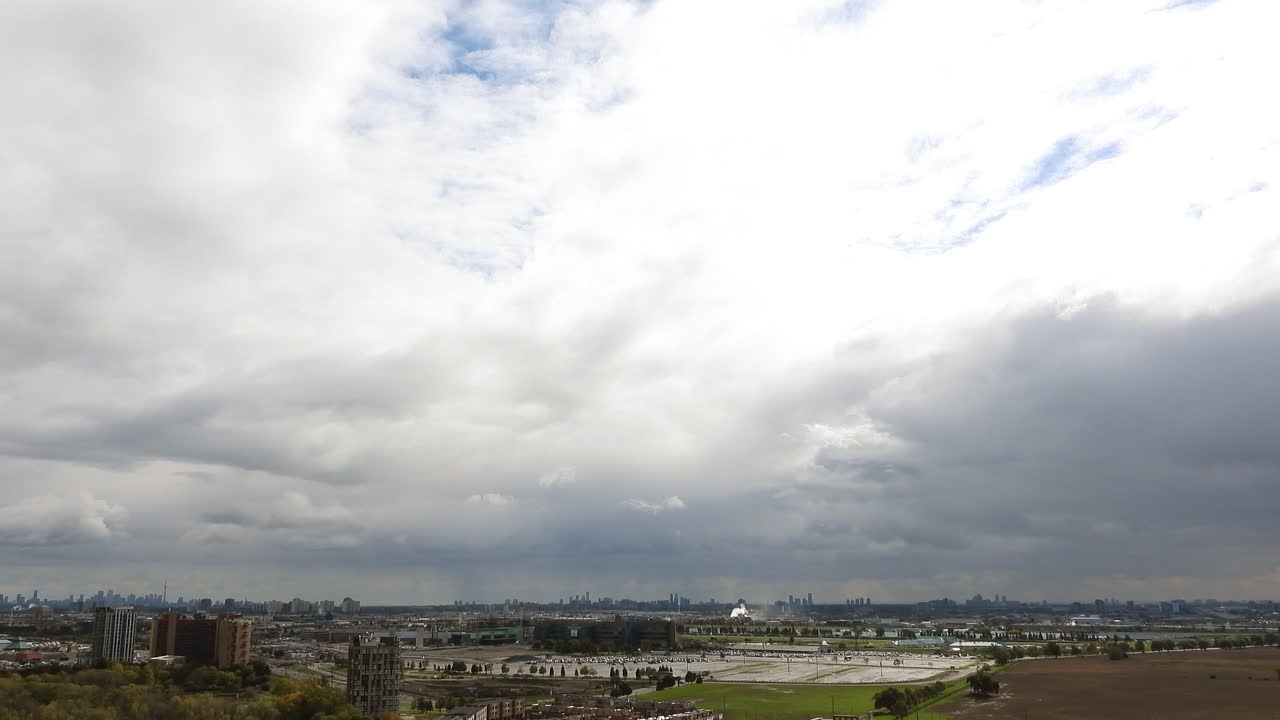 lapso de tiempo de nubes blancas que fluyen sobre el paisaje de la ciudad de toronto