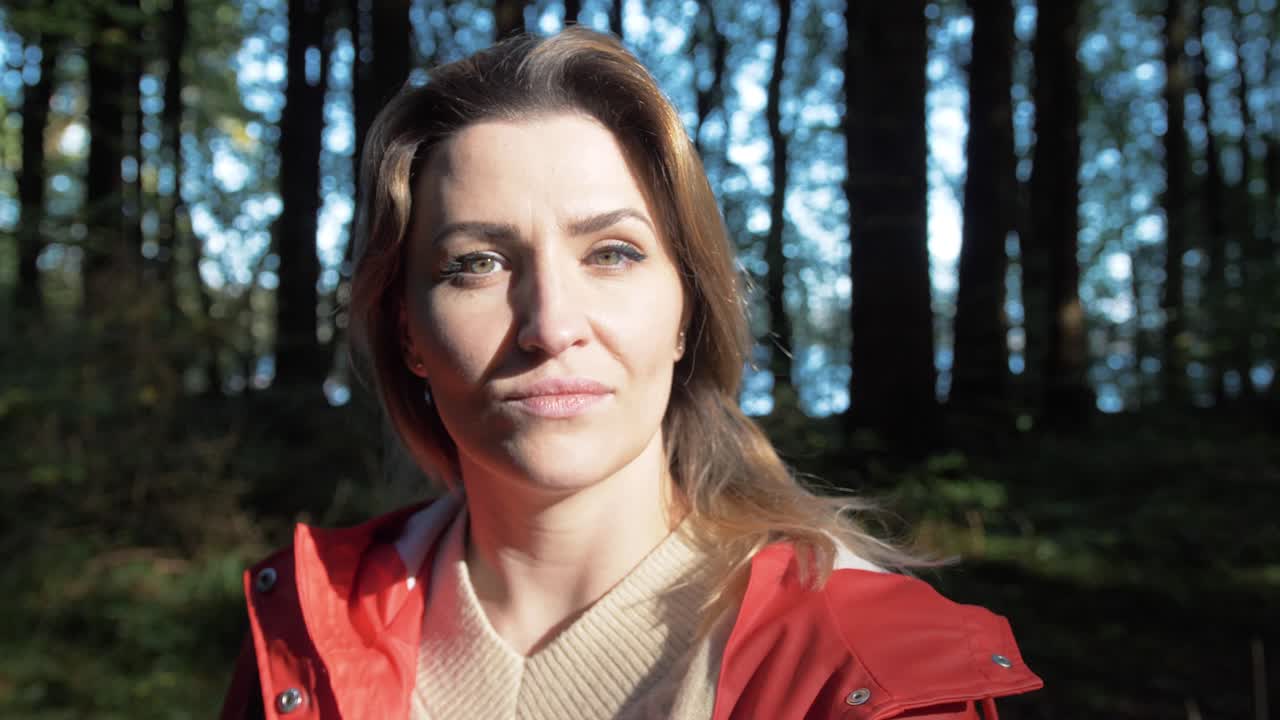 mujer ucraniana atractiva sacude el cabello