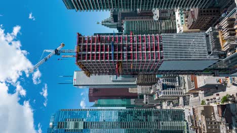 hiperlapso vertical de verano de un sitio de construcción en toronto, ontario, canadá