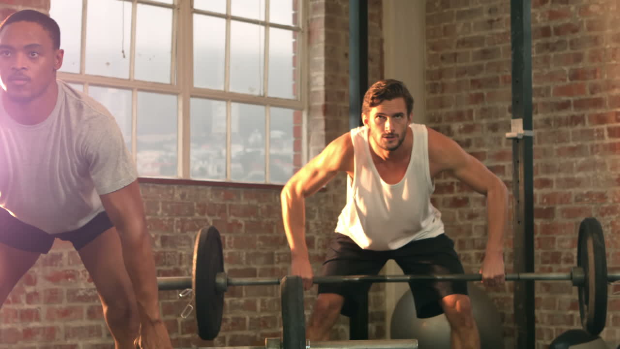 체육관 에서 바벨 을 들어 올리는 건강 한 사람 들