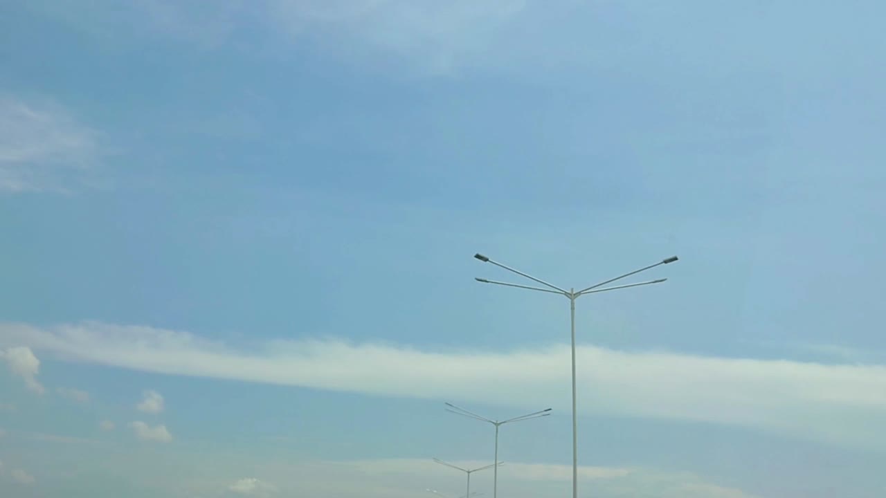 낮에 유료 도로 불빛의 시각