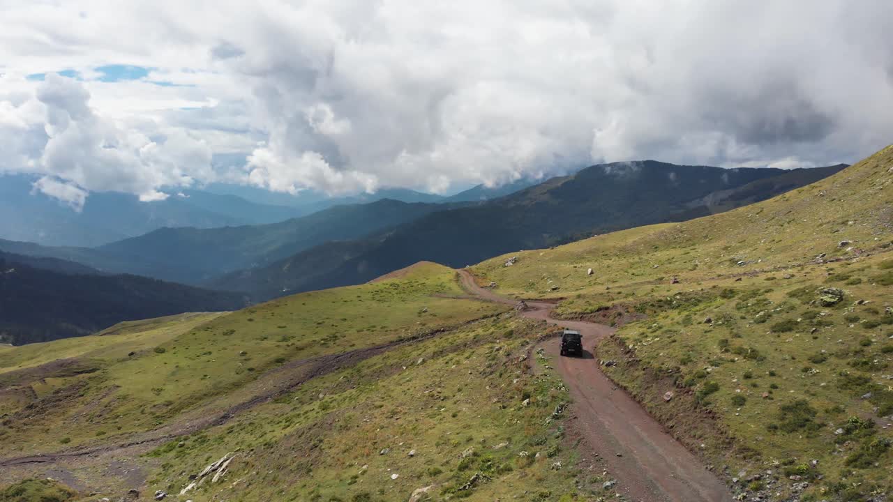 drone video seguir coche montaña sinuoso camino de tierra gramos grecia verano soleado