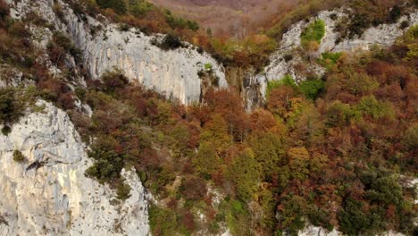 Hermoso-Panorama-Montañoso-Con-Grandes-Rocas-Cubiertas-De-árboles-Coloridos-En-Otoño