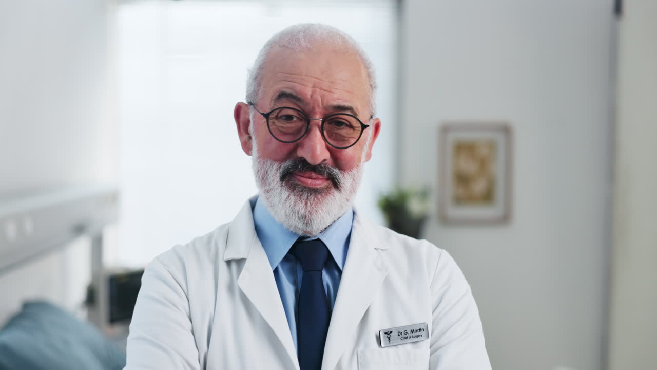 Médico idoso com barba branca sorrindo com confiança