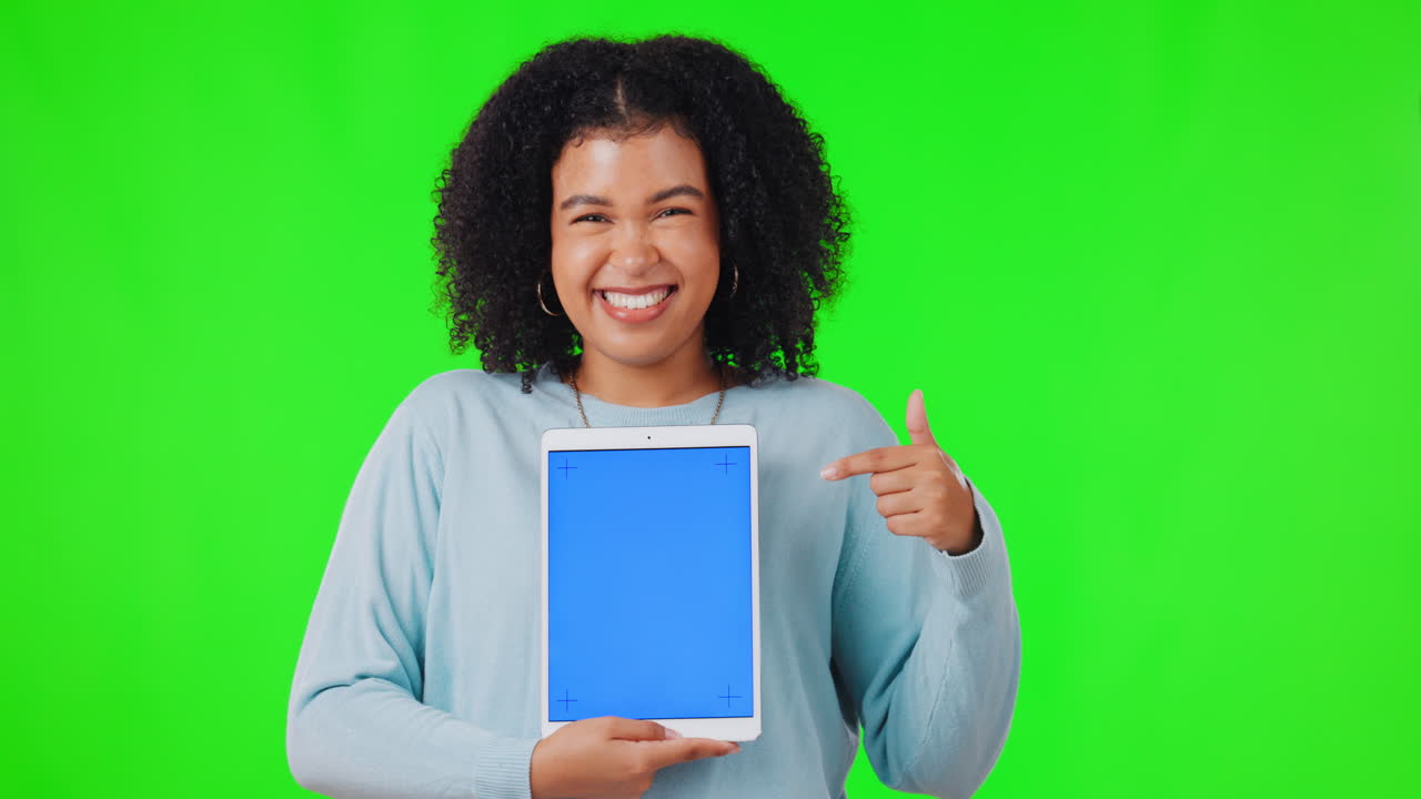 mujer, tableta y dedo apuntando a la maqueta