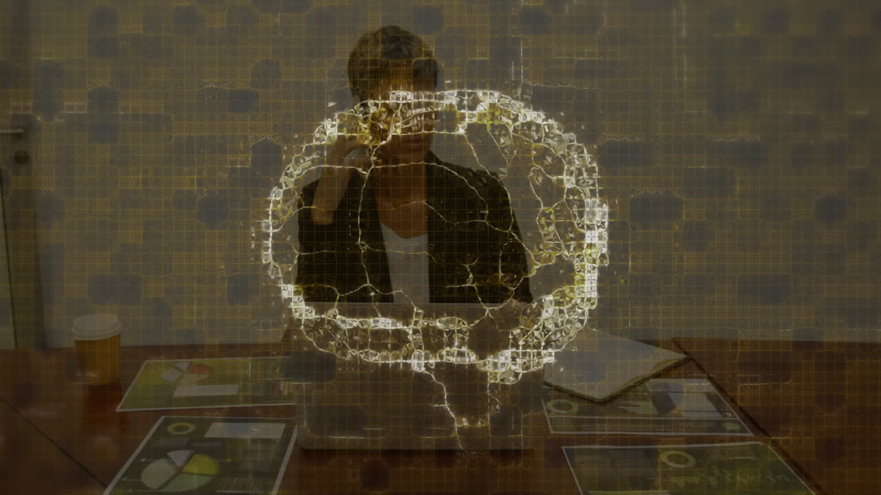 animación del cerebro humano y conexiones sobre mujer de negocios en la oficina