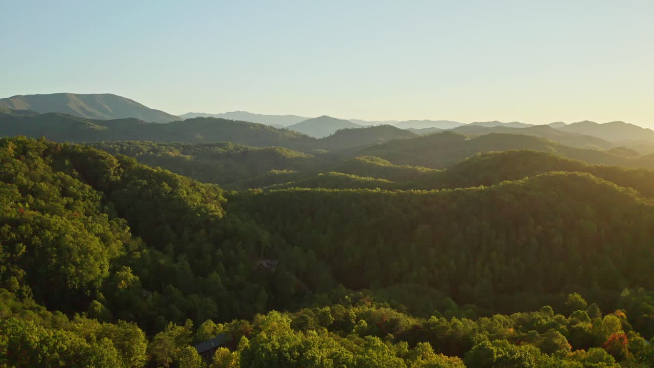 광활한 숲 언덕 파노라마, 테네시의 연기가 인 산, 공중에서 향하는 해가 뜨는 모습