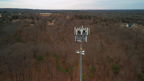 Toma-Aérea-Acercándose-A-La-Torre-De-Telefonía-Celular.-Dron-4k