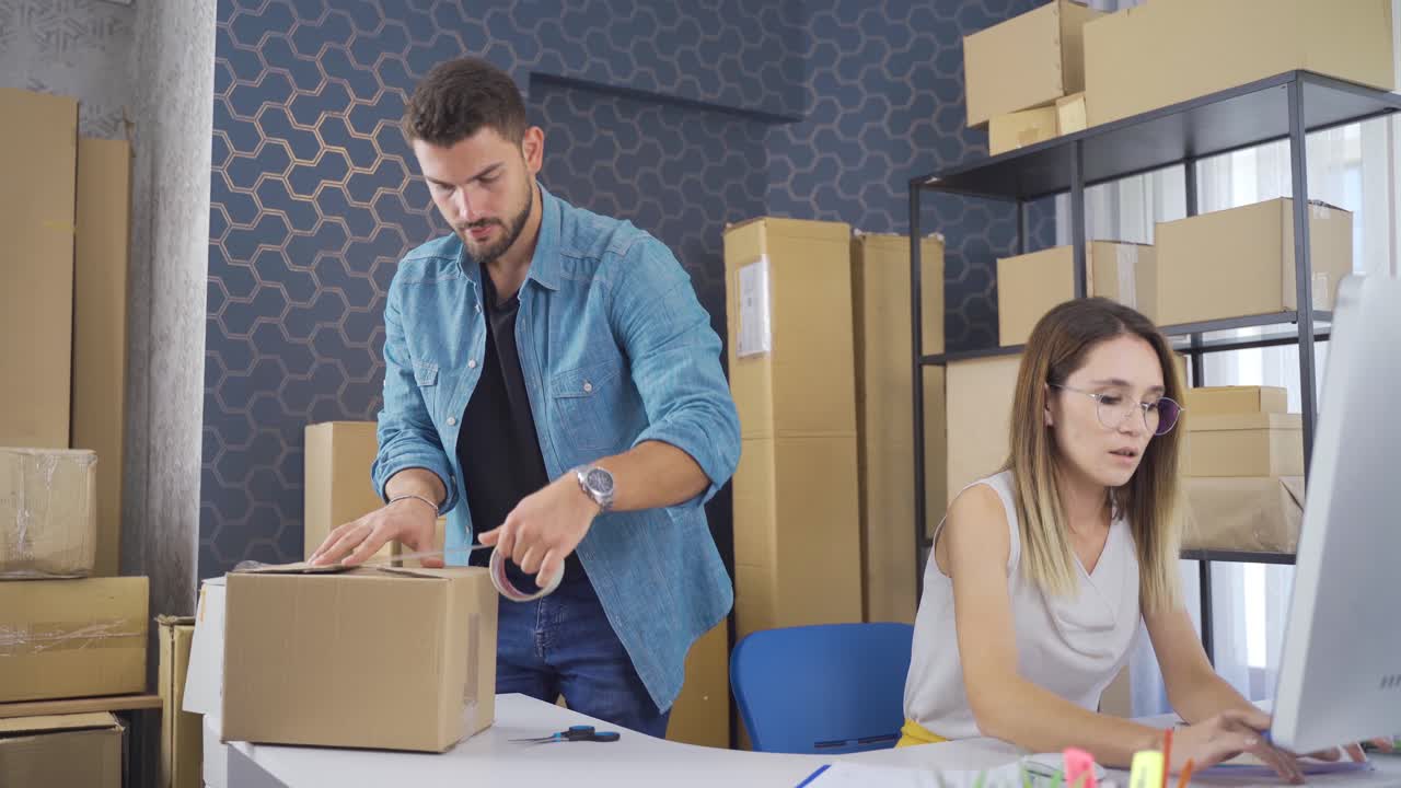 empaque de carga. una pareja emprendedora dedicada al comercio electrónico.