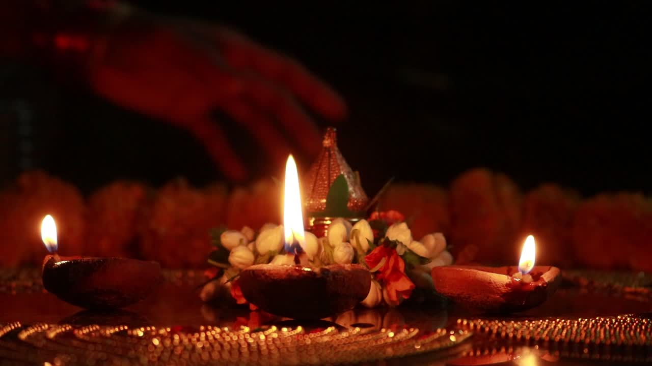 A table decorated with mud lamps for a festival in the dark