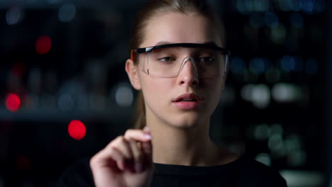 retrato de una mujer de negocios que usa una interfaz invisible con gafas vr.