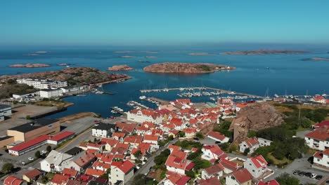 Stunning-Scenery-Of-Houses-And-Islets-In-Lysekil,-Sweden-On-A-Sunny-Day---Aerial-Shot