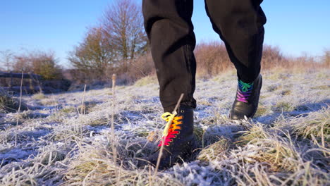 Kamerafahrt-Mit-Stiefeln-Beim-Spaziergang-Durch-Winterliches,-Stark-Frostiges-Gras-Auf-Einem-Feld-Auf-Dem-Land-4k