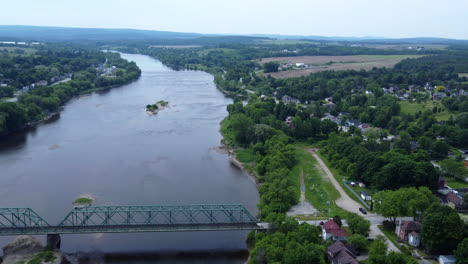 Vista-Aérea-Desde-Un-Dron-Sobre-La-Ciudad-De-Richmond,-Quebec,-Canadá