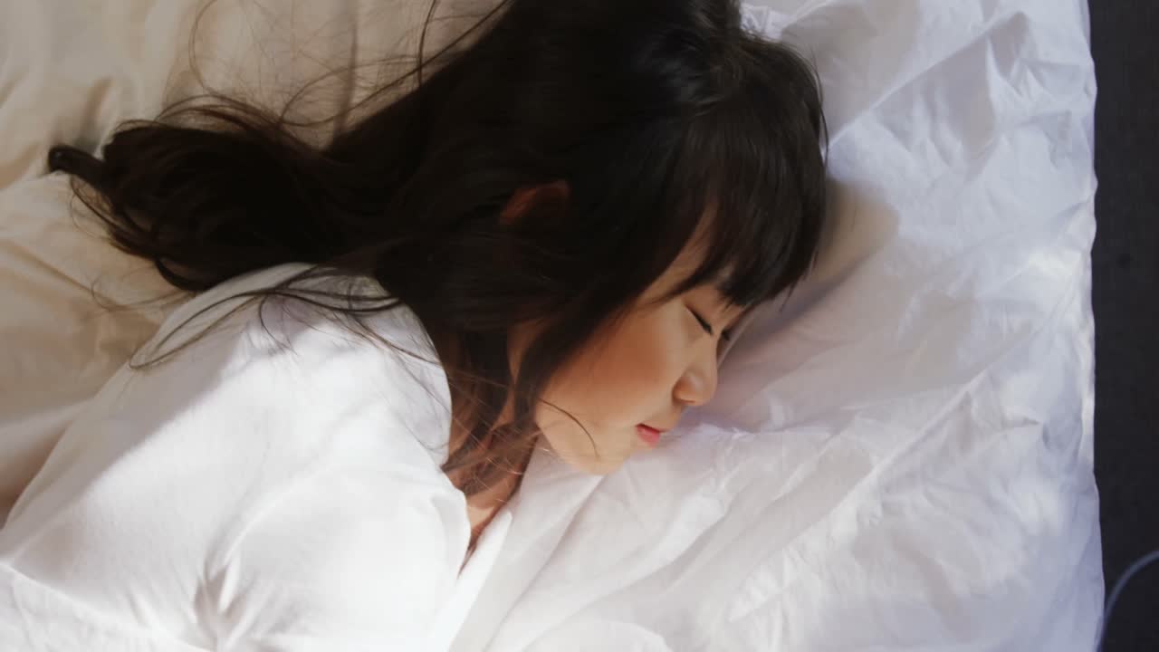 침대 방 4k에서 침대에서 자고 있는 소녀