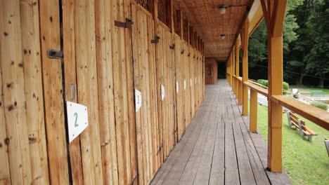 vestuarios numerados con puertas y vigas de madera clásicas junto a la piscina pública