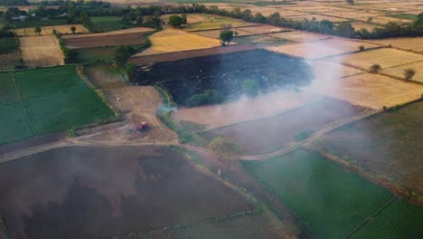 tomada aérea de drones de la quema de paja de las sobras de la cosecha del campo de trigo que causa smog y fuerte contaminación del aire en el norte de la india