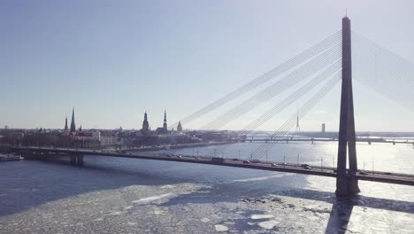 Fluss-Daugava-Und-Vanšu-Brücke-In-Riga