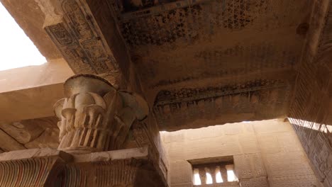 details der decke der struktur in deir el-medina, altägyptisches arbeiterdorf, luxor, ägypten