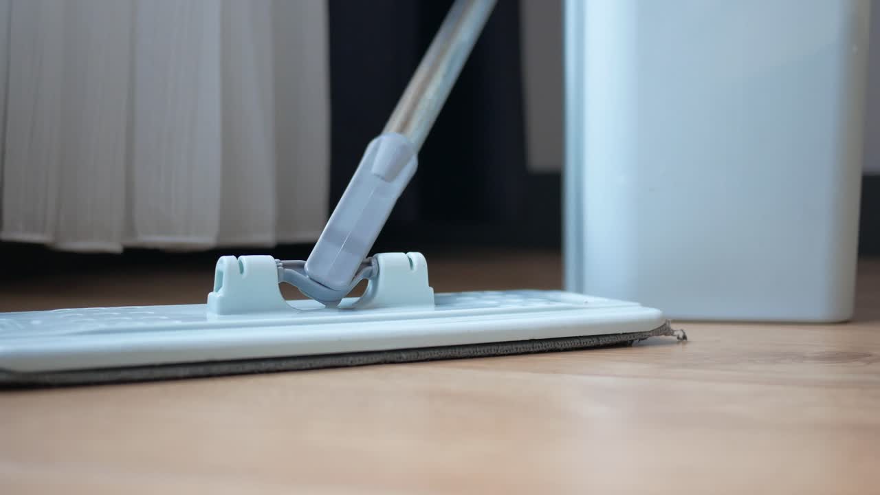 걸레로 타일 바닥 청소