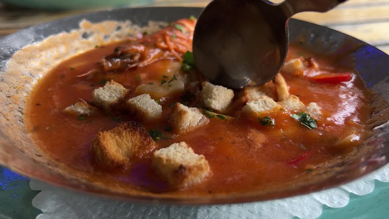 comer sopa de mariscos de cerca