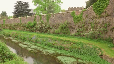 The-outer-walls-and-water-along-Bishop's-Palace,-Wells