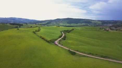 [Luftaufnahmen]-Rückwärts-Fliegende-Drohne,-Die-Die-Schönheit-Der-Landschaft-In-Der-Toskana-Zeigt