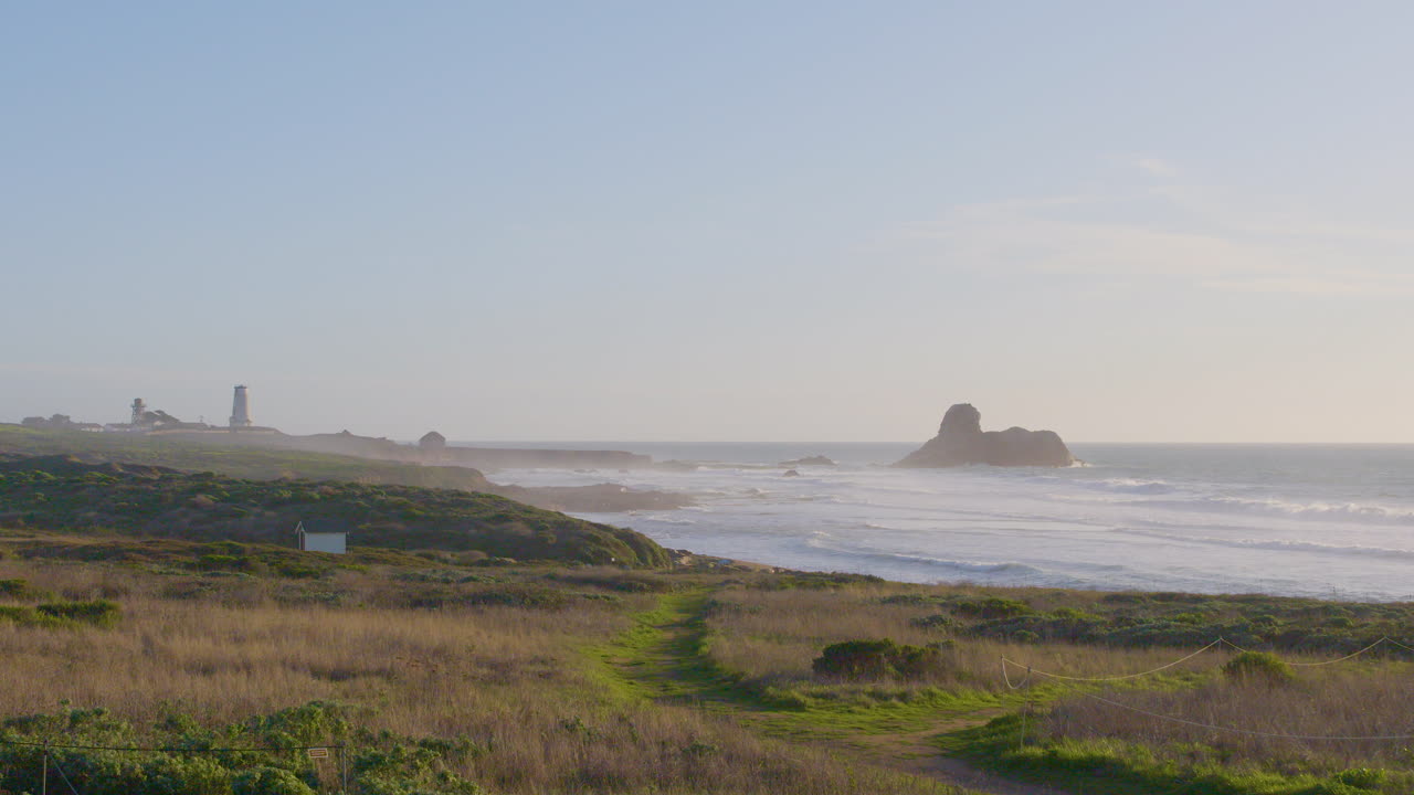 lapso de tiempo de las olas rodando hacia las orillas cubiertas de hierba de la playa de big sur ubicada en el sur de california