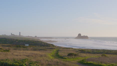 Lapso-De-Tiempo-De-Las-Olas-Rodando-Hacia-Las-Orillas-Cubiertas-De-Hierba-De-La-Playa-De-Big-Sur-Ubicada-En-El-Sur-De-California