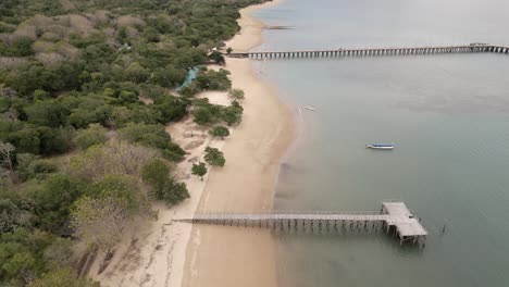 Drohnenvideo-Vom-Strand-Und-Pier-Der-Insel-Komodo