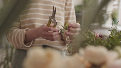florista arreglando un ramo de flores