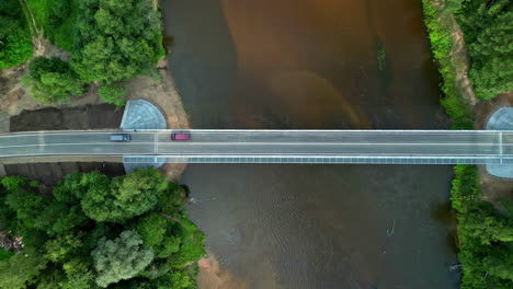 über-Den-Baumwipfeln-Und-Dem-Fluss,-Malerischer-Drohnenflug-über-Straßenarbeiten