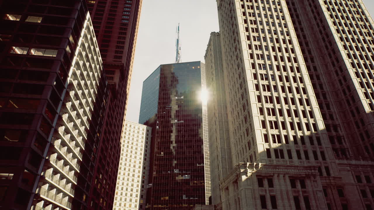Efeito de filme granulado destacando cenas urbanas e perspectivas em camadas.