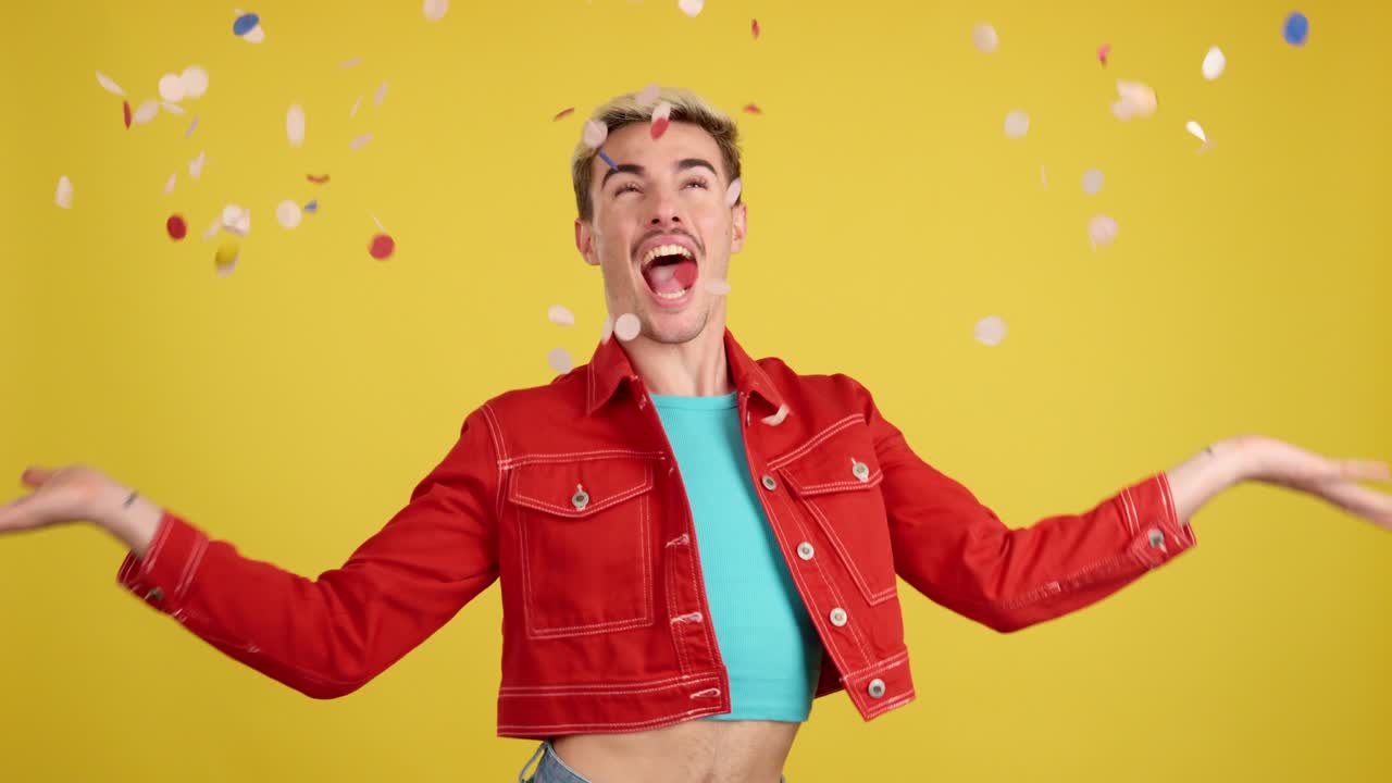 Uomo che celebra con i confetti
