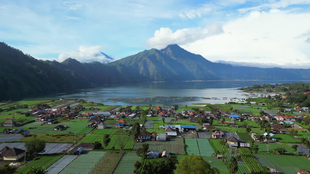 Kintamani Bali Endonezya'da Agung Dağı ve Sakin Göl Manzaraları - 4K 30FPS Dron Takip Çekimi