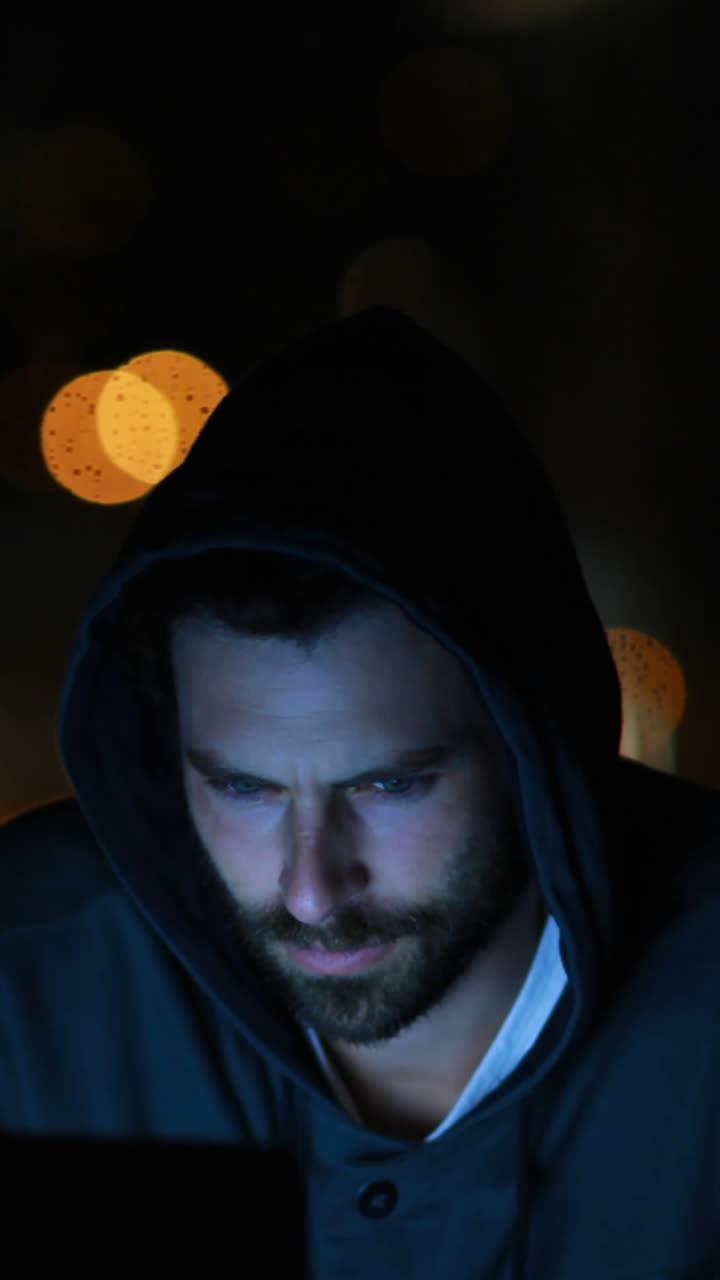 hacker hackeando una computadora portátil