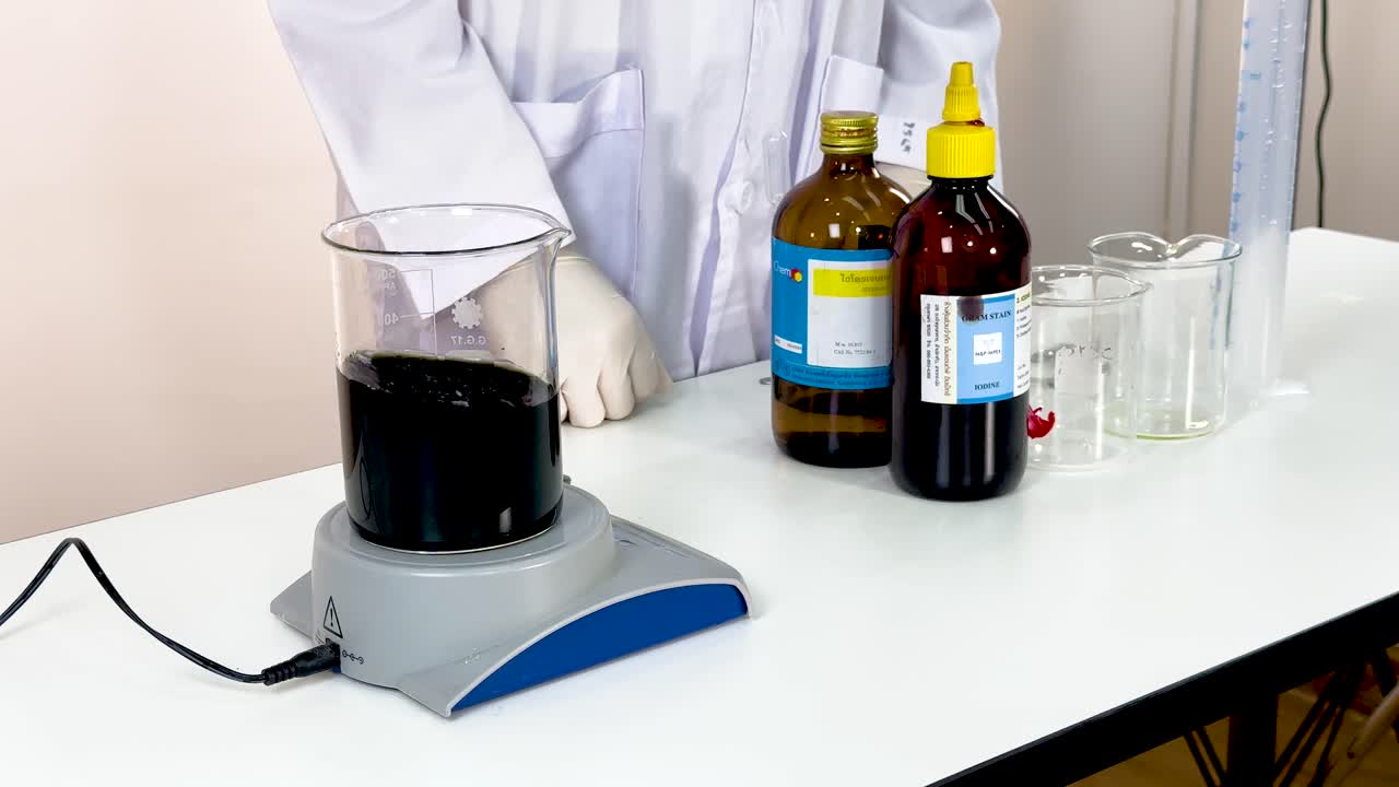 demostración de reacción química con cambio de color