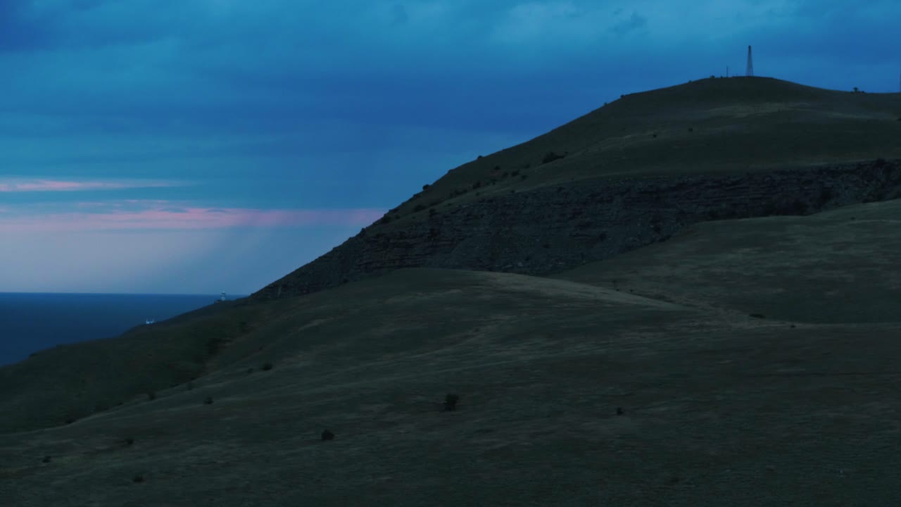paisaje montañoso al anochecer o al amanecer sobre el océano