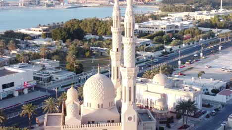 Wunderschöne-Aufnahme-Der-Jumeirah-Moschee-In-Dubai-In-Der-Nähe-Des-Strandes-La-Mer-Kurz-Vor-Sonnenuntergang