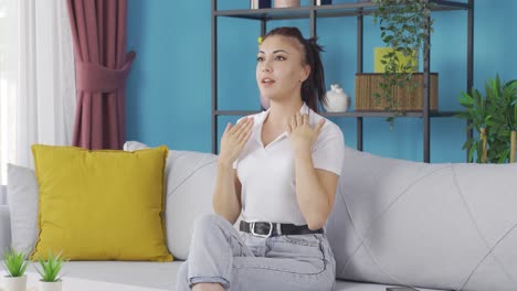 Portrait-of-young-woman-feeling-excited.