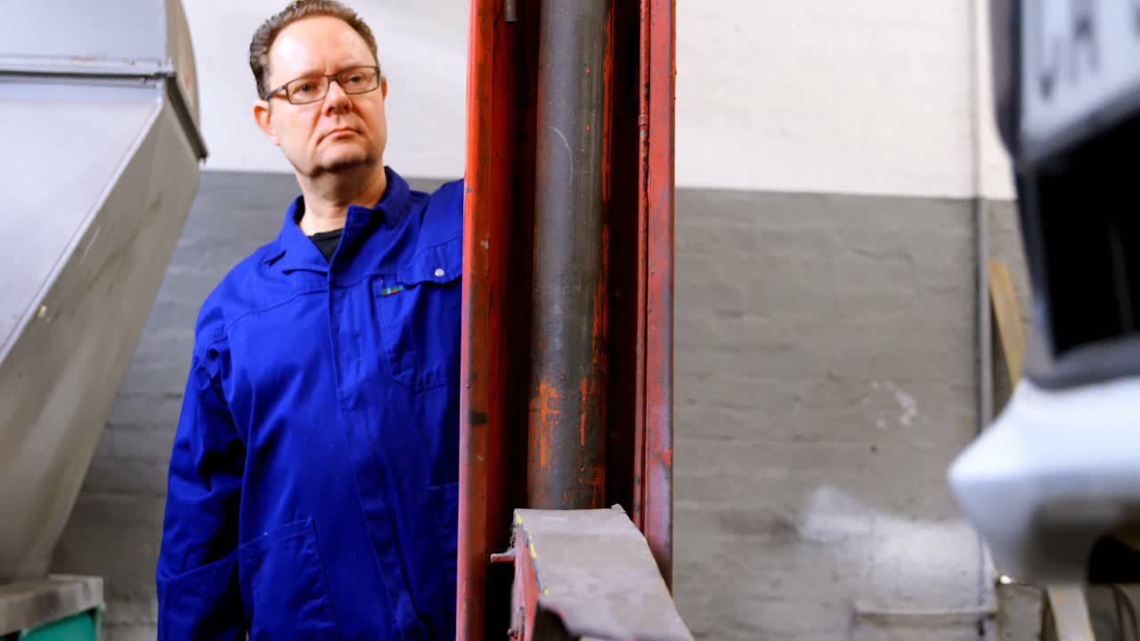 mecánico que utiliza un ascensor hidráulico 4k