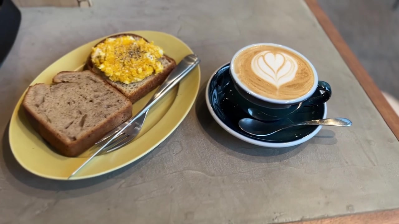 Café da Manhã Vegano: Tofu Mexido, Torrada e Latte de Leite de Aveia