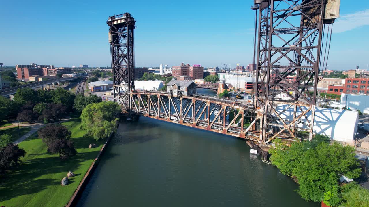 시티 파크에 있는 시카고 강을 가로지르는 역사적인 오래된 기차 다리