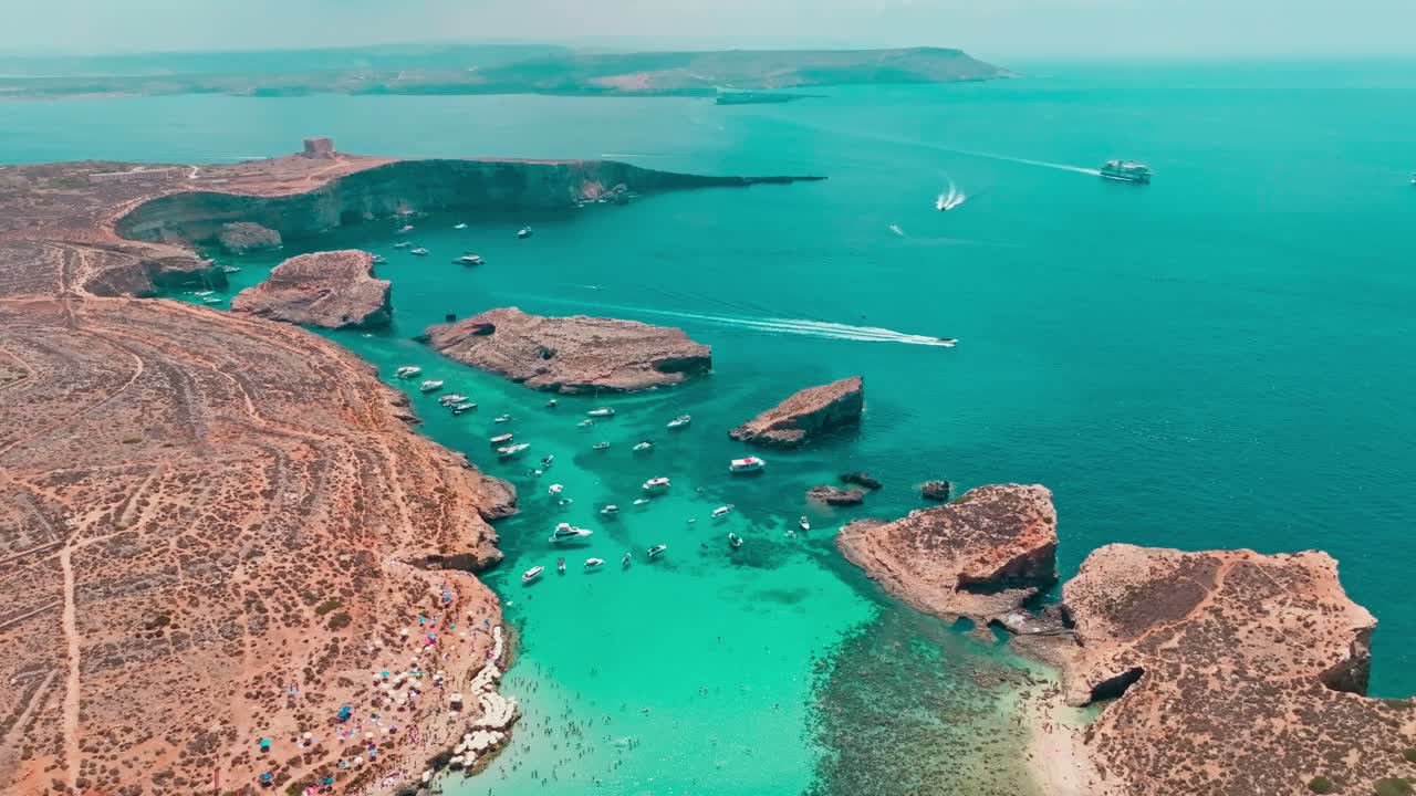 말타의 푸른 호수 (blue lagoon) 의 공중 풍경, 크리스탈처럼 은 푸른 물, 거친 해안선, 그리고 경치가 아름답게 펼쳐진 보트.